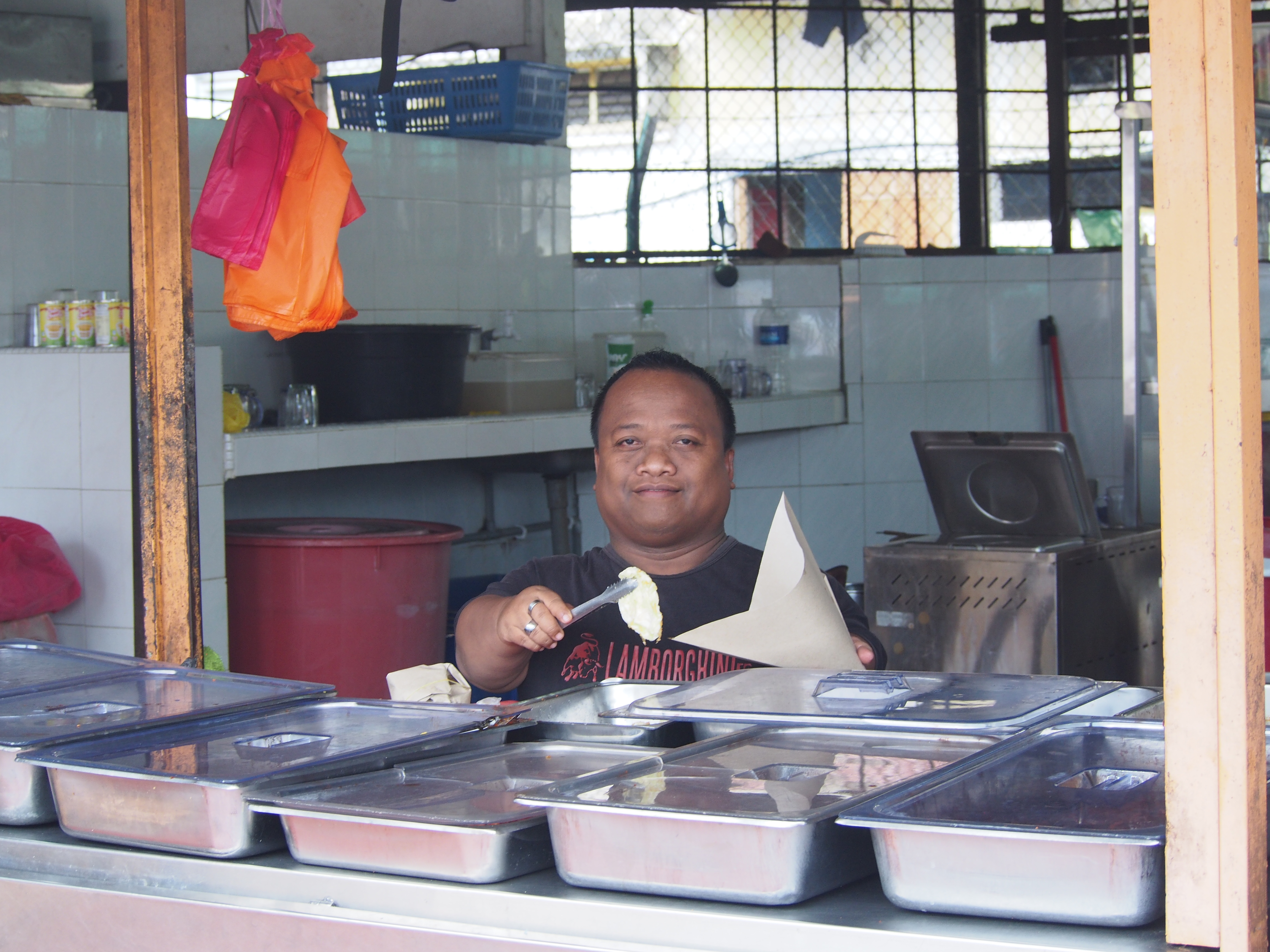 Aiman is also able to provide the necessary service at the nasi lemak station
